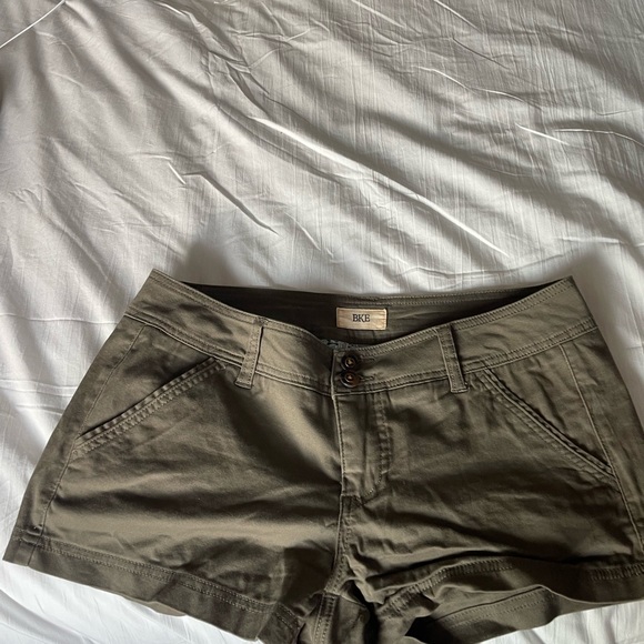 BKE Dark Olive Women's Cargo Shorts - Picture 1 of 3
